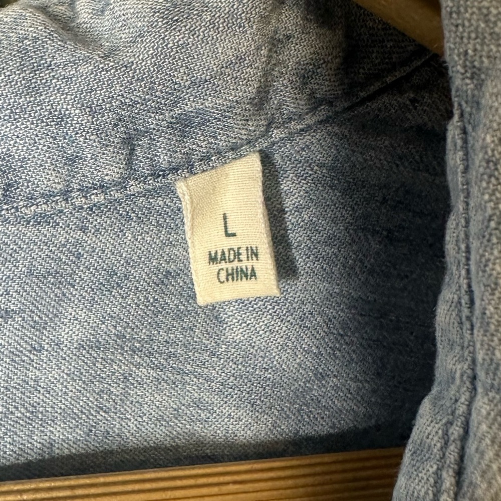 Faherty | Mid Wash Tencel Linen Chambray Button Down | Relaxed Fit | L - Picture 5 of 7